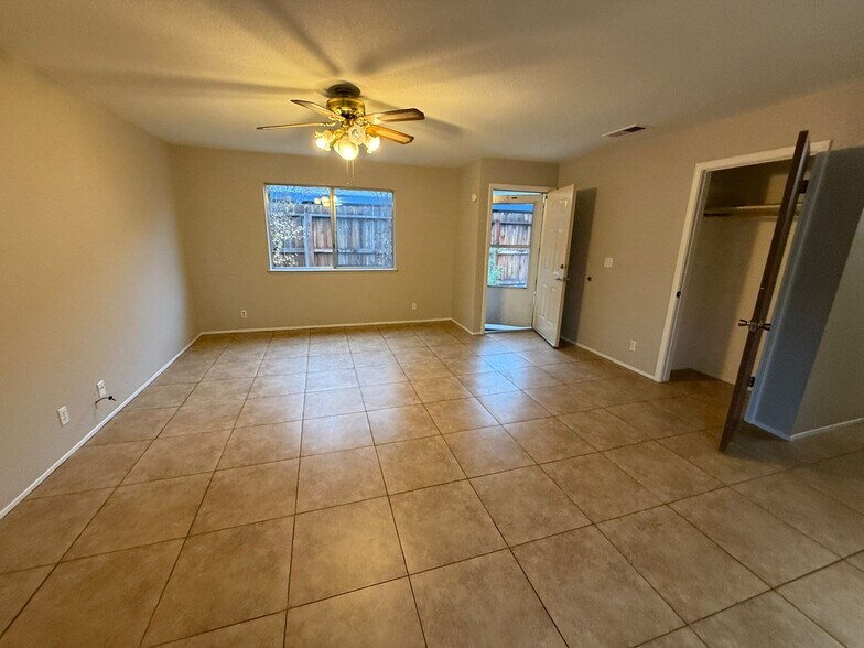 Building Photo - 615 Oriole Ave