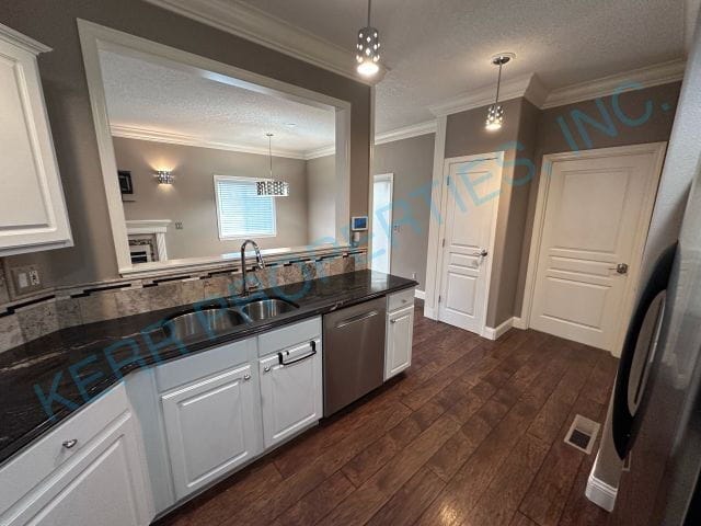 Building Photo - Charming 3-Bedroom Retreat with Stunning V...