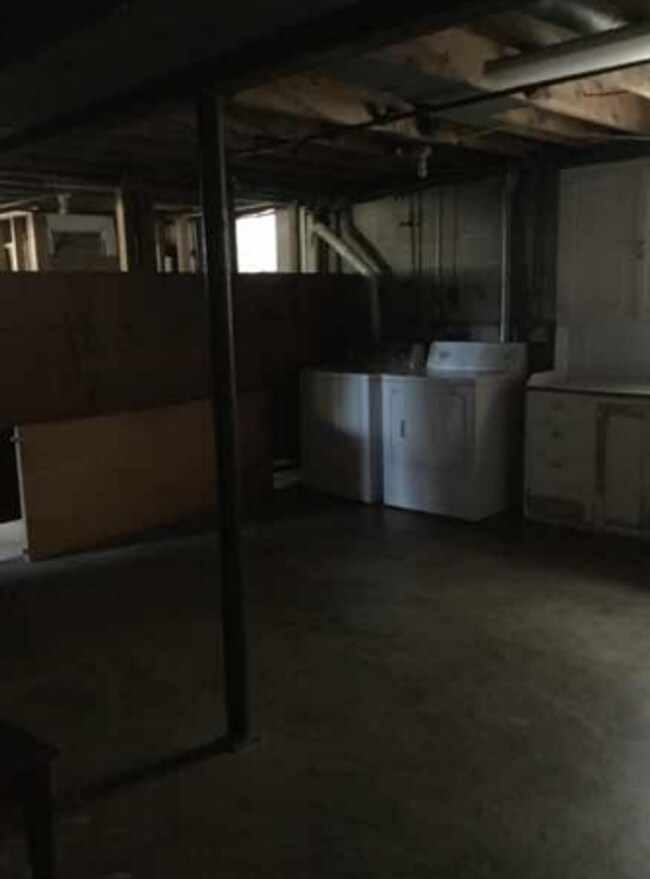 Building Photo - 3 bedroom, 1.5 bath Home: A MUST SEE! ONE ...