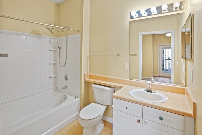 Building Photo - 2 bedroo 2-bathroom ground floor with screened patio for rent Wilmington Island