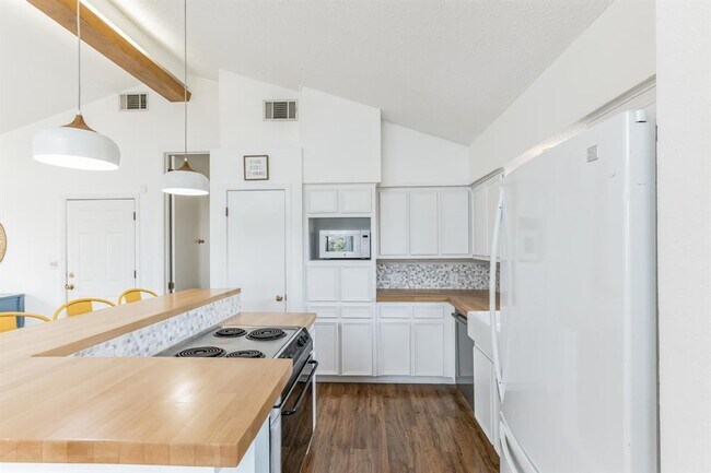 Building Photo - 22518 Felicia Dr