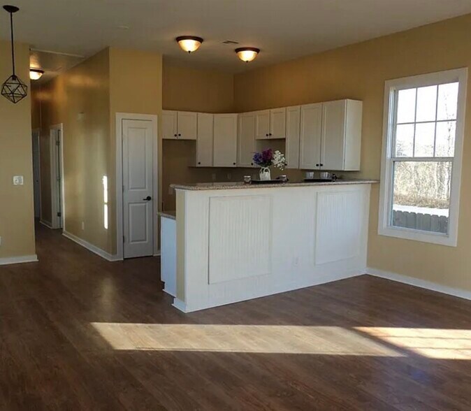 Living and kitchen - 1938 Flood St