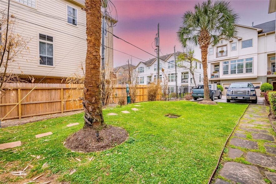 Green Space For Pets & 4 Additional Guest Parking In The Gates - 643 Hartman St