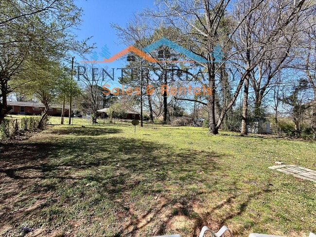 Building Photo - 3 bedroom house with Fenced Yard