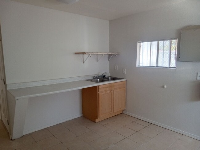 Building Photo - 1BR, 1BA -  w/yard with gate access SHOWIN...