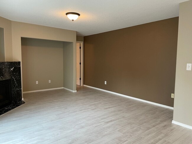 Building Photo - Spacious 5 Bedroom Home! Granite Counters! Pet friendly! Tons of Room for Entertaining!