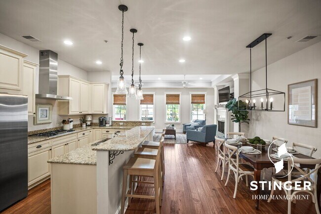 Building Photo - 700 Bay St