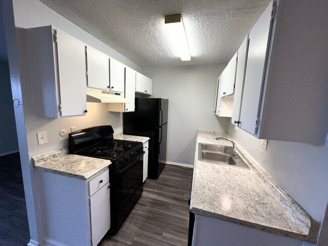 Building Photo - 2 Bedroom 1 Bathroom Garden Level Apartment in Aurora