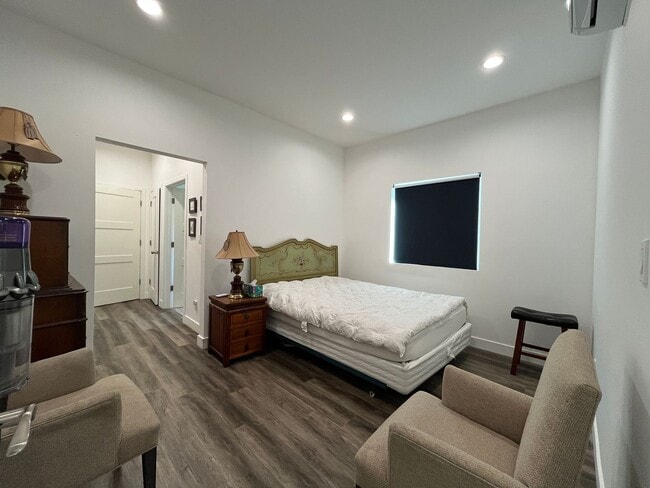 Building Photo - Furnished 1+1 w/dishwasher + in-unit laundry!