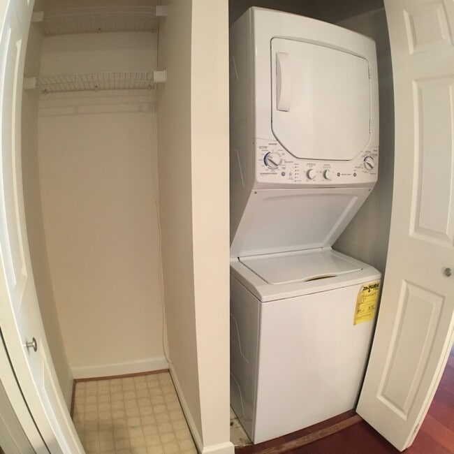 Building Photo - Loft 2BR plus den/2BA condo walking distan...