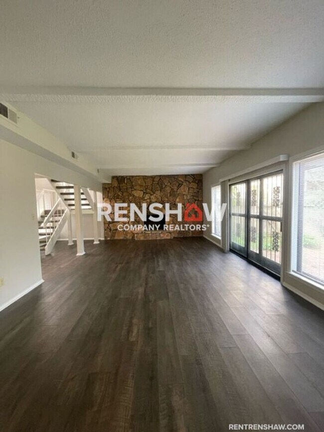 Building Photo - Unique 3 Bed / 2.5 Bath Condo - Move in Re...