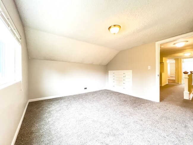 Building Photo - Country living 5 bed w/RV parking and 3 car garage!