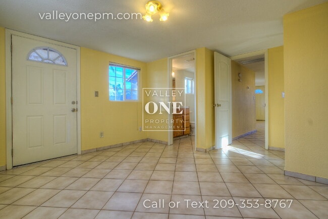 Building Photo - 1404 1/2 Teresa Street-