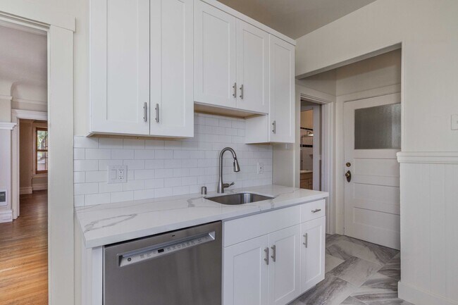 Building Photo - TOP FLOOR 1BR. Remodeled! W/D IN-UNIT! Dishwasher!