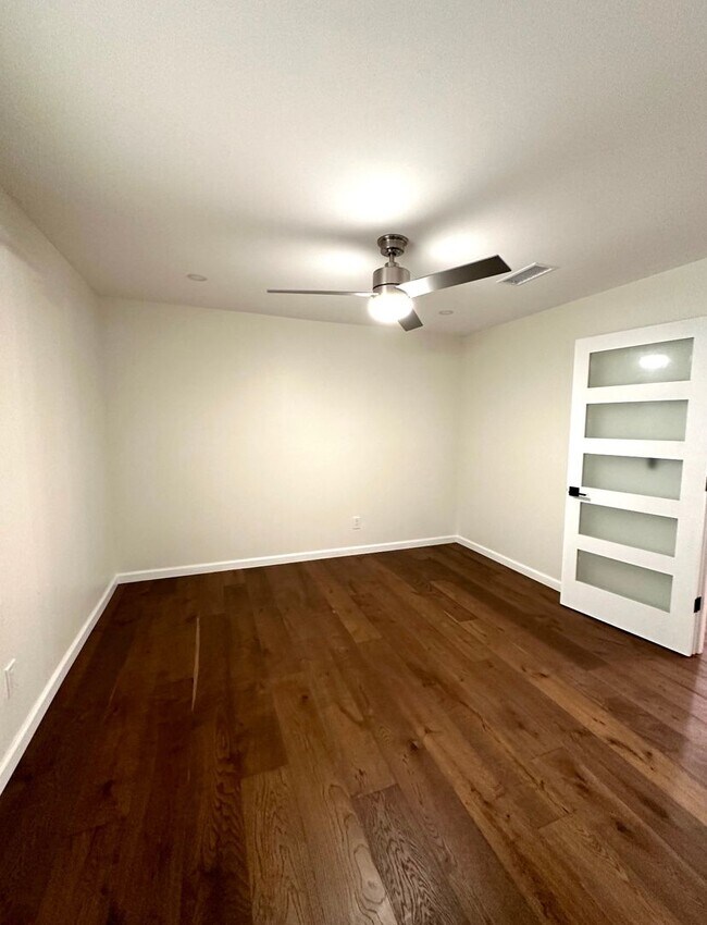 Building Photo - Craftsman Charmer 2 Bedroom 1 1/2 bath (Back yard not included)