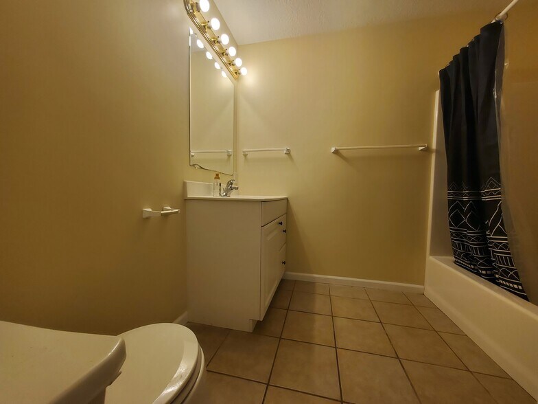 Yet another 2nd Floor Bathroom - 5328 Godas Cir