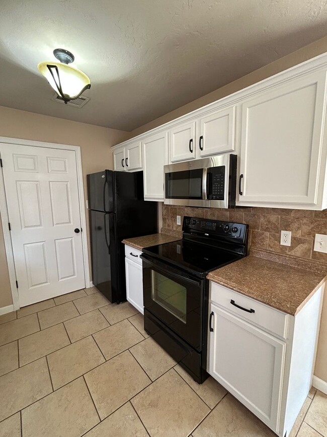 Building Photo - 3 bedroom NOW AVAILABLE in the MAC school ...