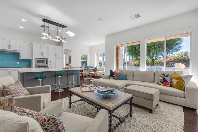 Building Photo - 35 Calle La Reina