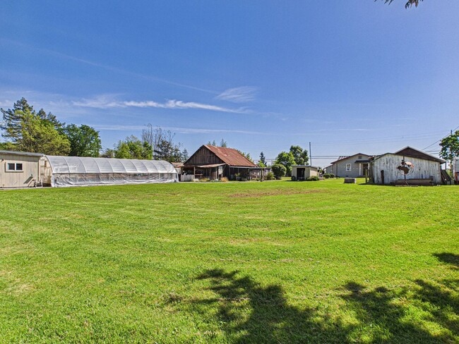 Building Photo - 2 bed 1 bath - Beautiful Outdoor Living