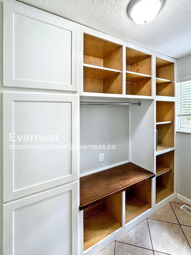 Building Photo - 823 Haversham Dr