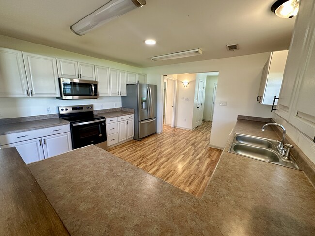 Building Photo - 413 Trist Pl