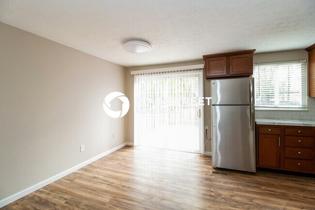 Building Photo - 4 Bedroom Pet-Friendly Home in Louisville, KY with Main Street Renewal