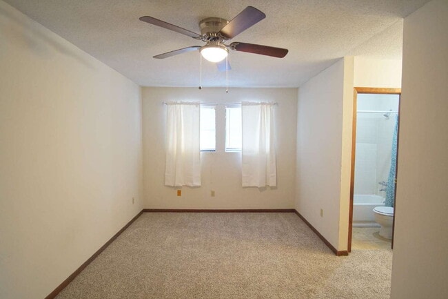 Building Photo - Spacious End-Unit Townhome with Lake Views...