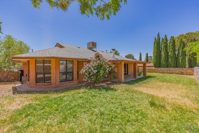 Building Photo - Beautiful Home on the Golf Course