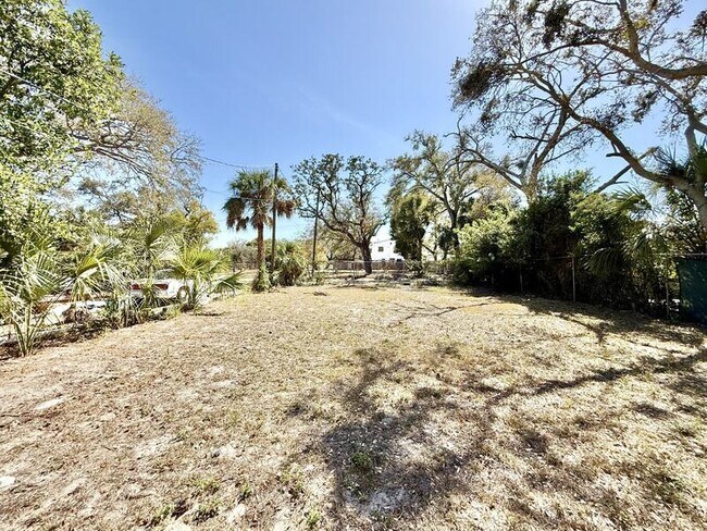 Building Photo - 1828 20th Ave S