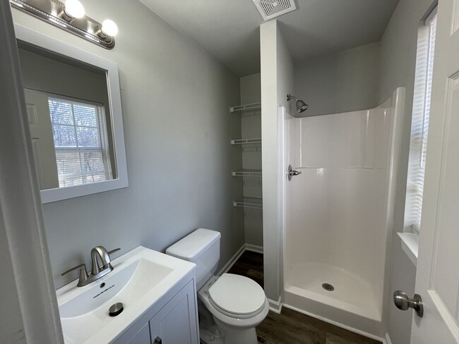 Building Photo - 3 bedroom gem with convenient Nashville lo...