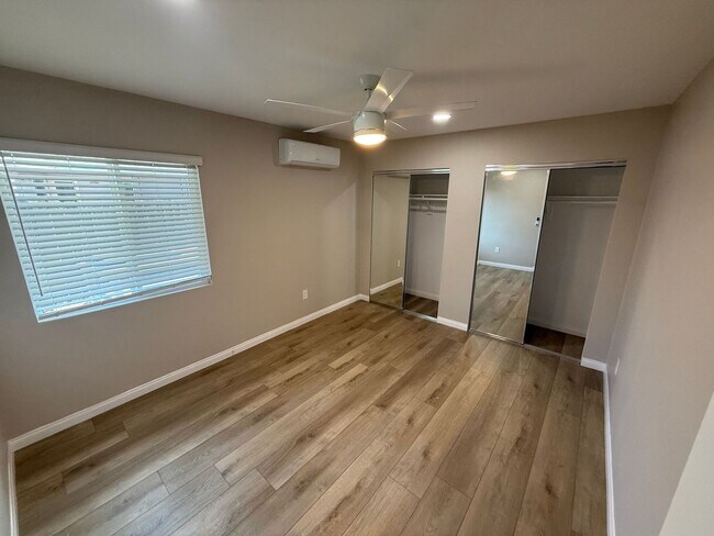 Building Photo - Large 5 bed 2 bath house