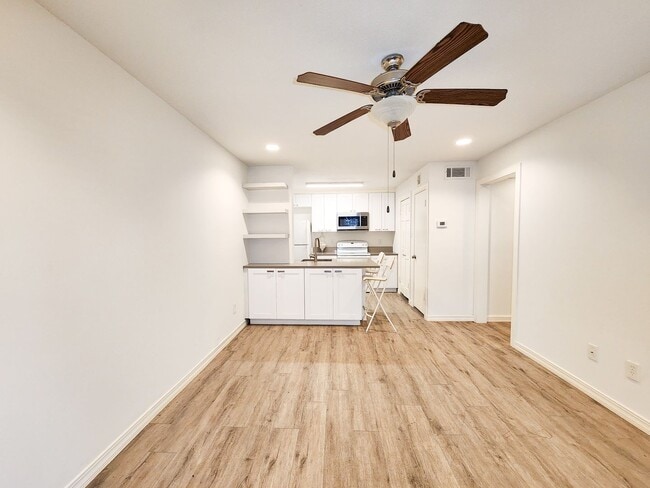 Building Photo - BEAUTIFUL REMODELED 1 BEDROOM 1 BATH CONDO.  GREAT LOCATION!