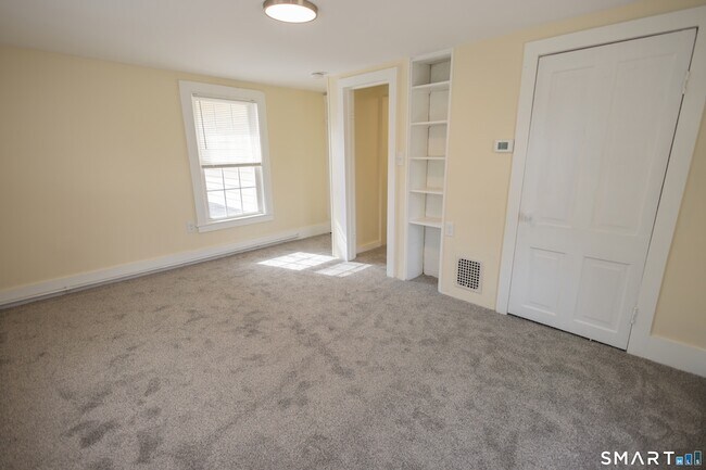 Building Photo - 387 Buckland St