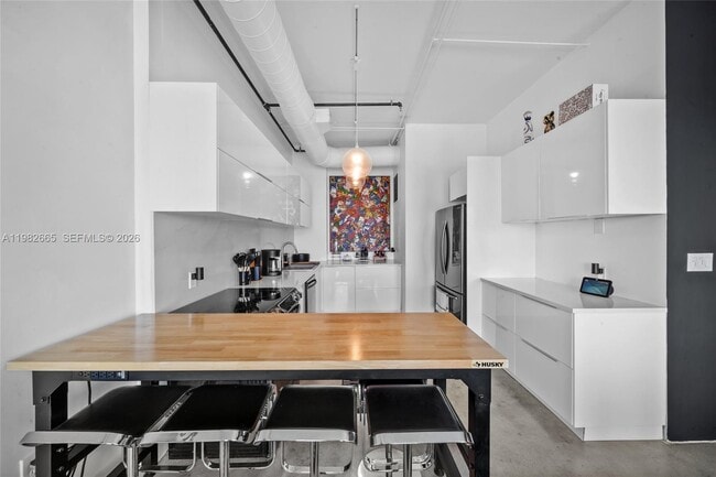 Building Photo - 10 SW South River Dr