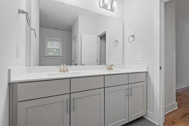 Building Photo - Beautifully Updated 3 Bedroom, 2.5 Bathroo...