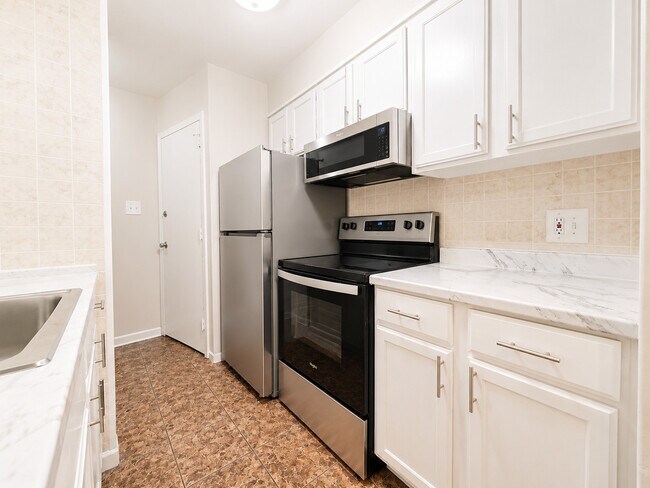 Building Photo - 5920 N Kenmore Ave