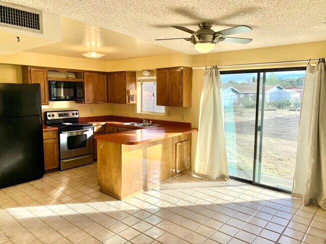 Building Photo - 925 N Evergreen Dr