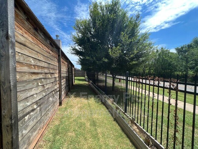 Building Photo - 440 St Claire Dr