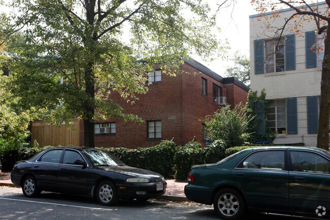 Building Photo - 422 6th St NE