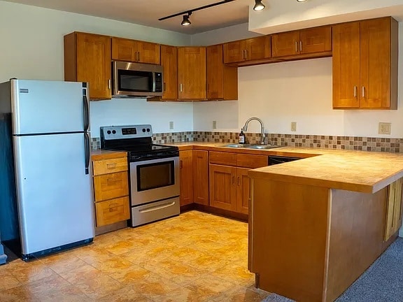 OVERSIZED KITCHEN - 4321 SW Fletcher St
