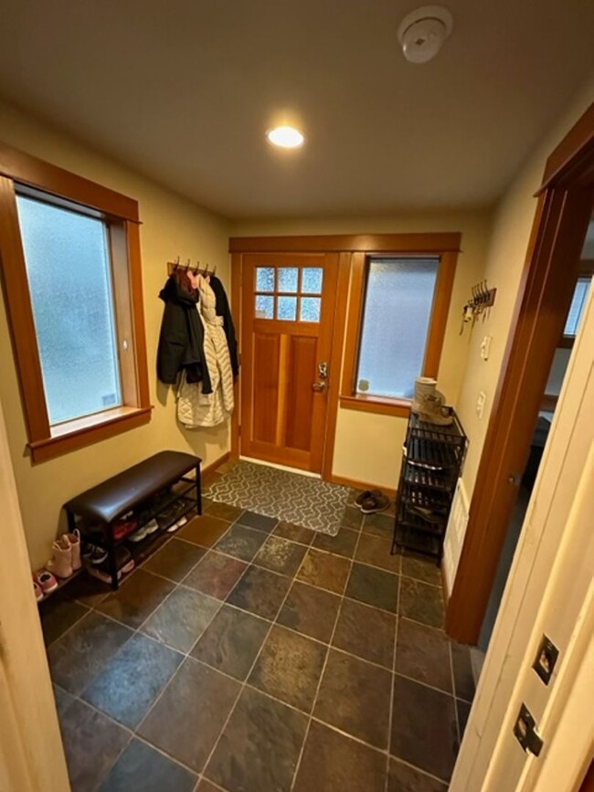 Building Photo - Location Location Location! This huge 3bd ...