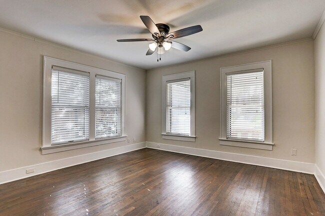 Building Photo - Well Maintained 2 Bedroom House