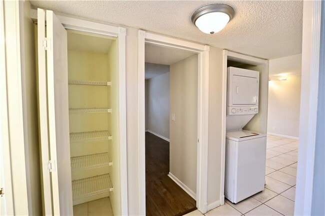 Building Photo - 9835 Three Lakes Cir