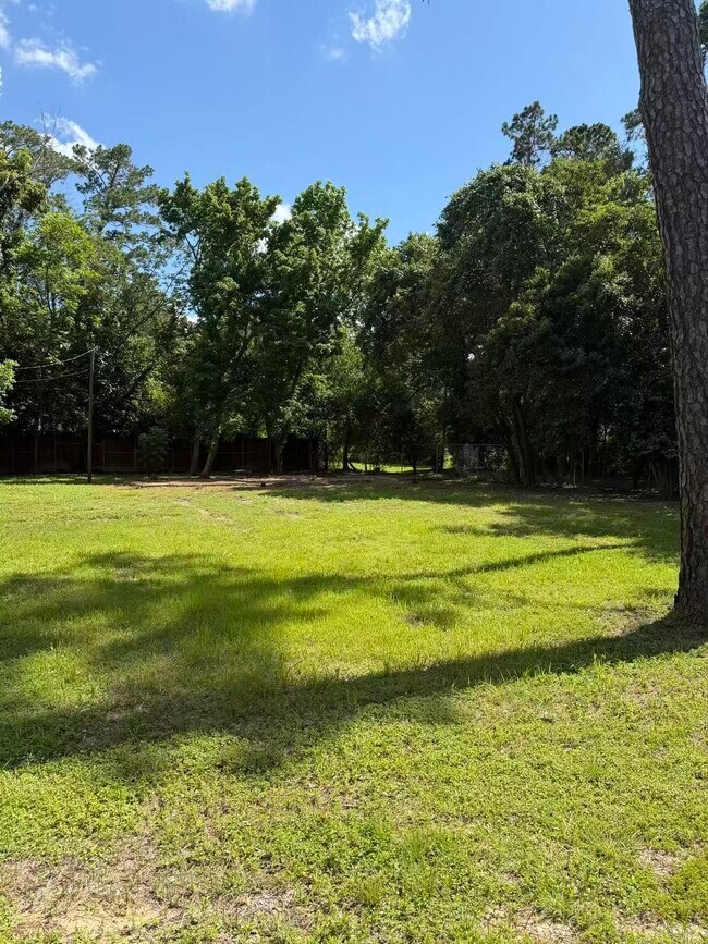 Building Photo - 9805 Shadow Wood Dr