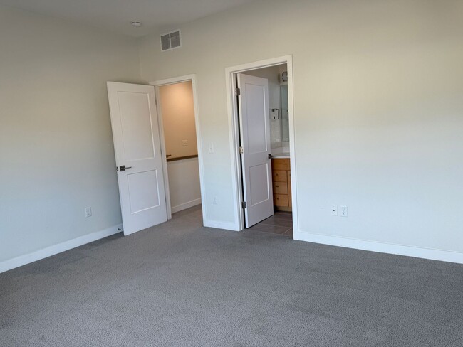 Building Photo - Fresh-Modern-Convenient 2/3/2 Twnhome