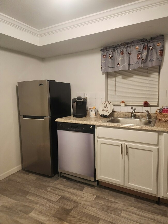 Building Photo - 1360 Ellis Rd