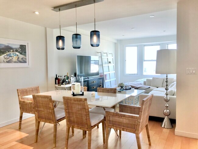 Building Photo - 1990 Green St