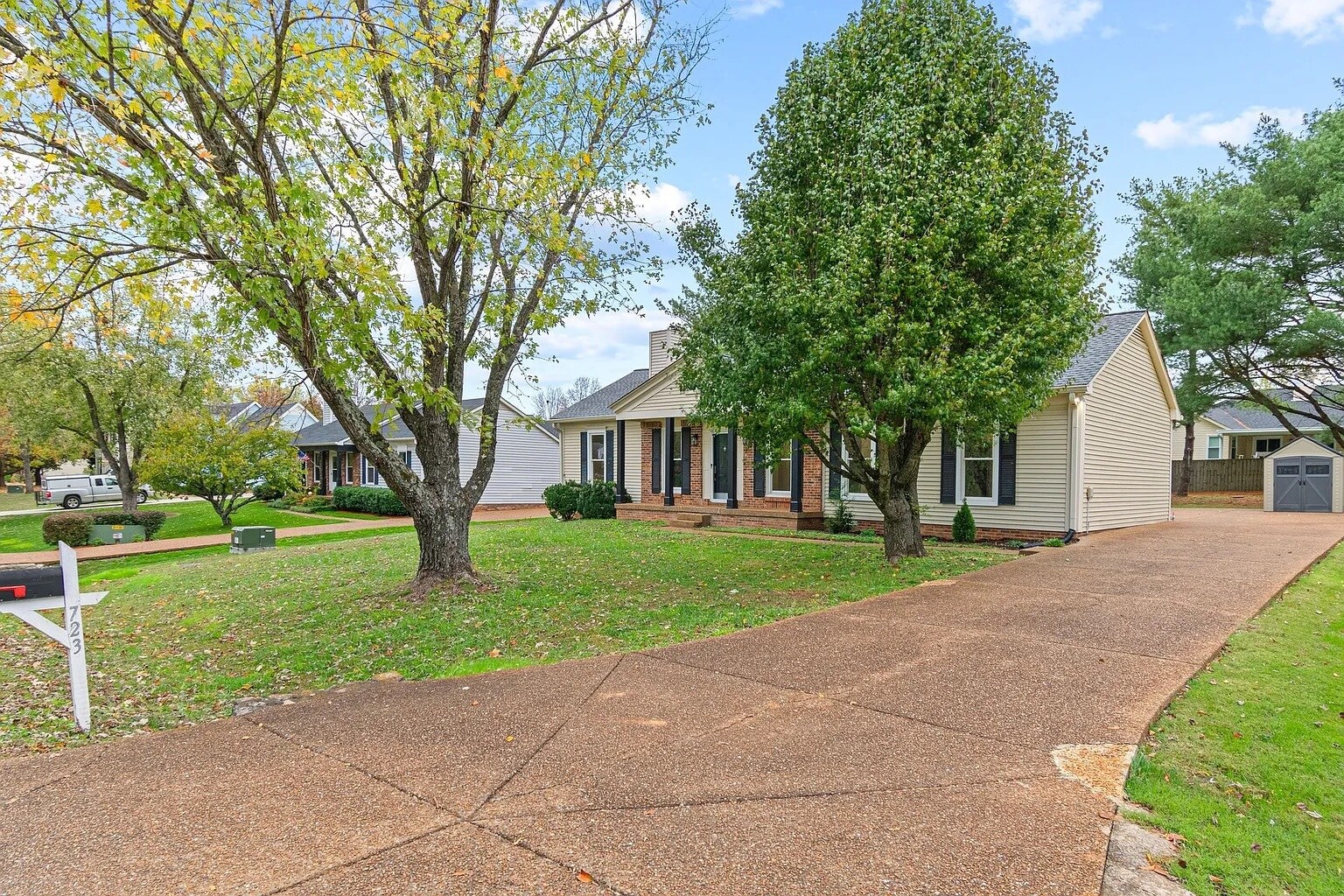 Building Photo - 723 Riverview Dr