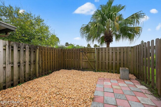 Building Photo - 168 W Sandalwood Ct