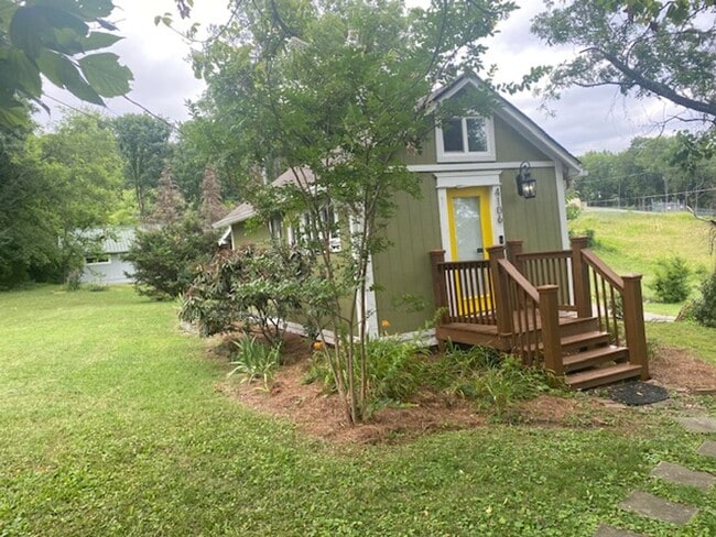 Building Photo - Furnished Tiny House!